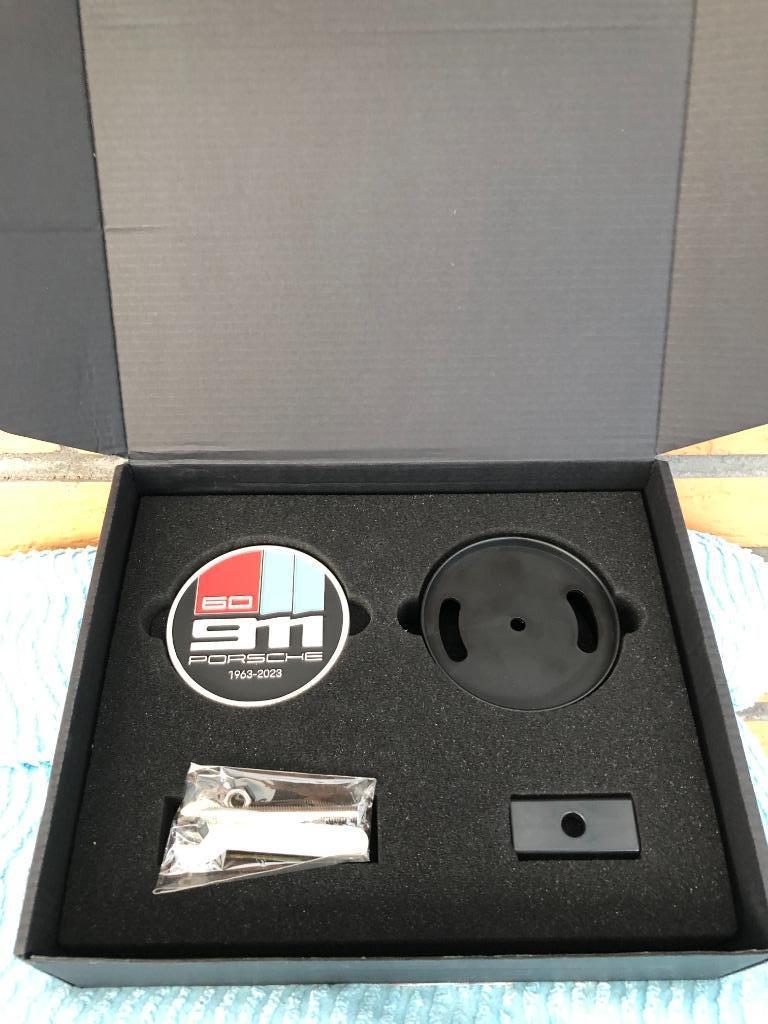 Porsche 911, rare logos arrière de calandre en métal nouveau, Enlèvement ou Envoi