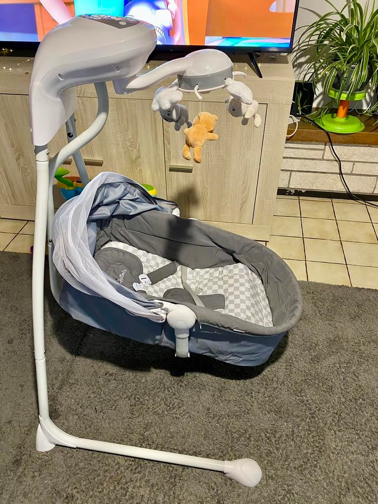 Elektrische wipstoel - babyschommel met Muziek en Speelgoed, Enfants & Bébés, Relax bébé, Comme neuf, Enlèvement, Avec ceinture(s)