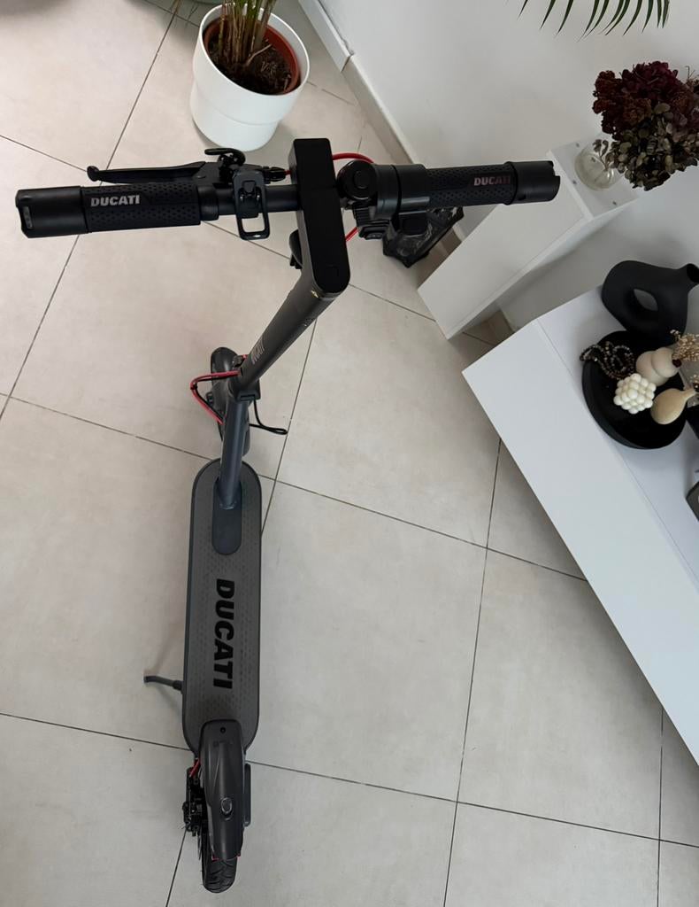 Trottinette électrique Ducati Pro-I Evo, Vélos & Vélomoteurs, Trottinettes, Comme neuf, Step électrique (E-scooter), Enlèvement