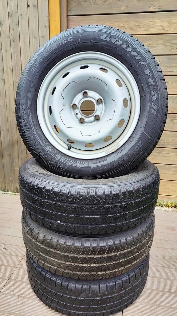 Pneus Goodyear cargo sur jante 205/65/R16 C - 107/105T, Autos : Pièces & Accessoires, Pneus & Jantes, Pneus et Jantes, 4 Saisons