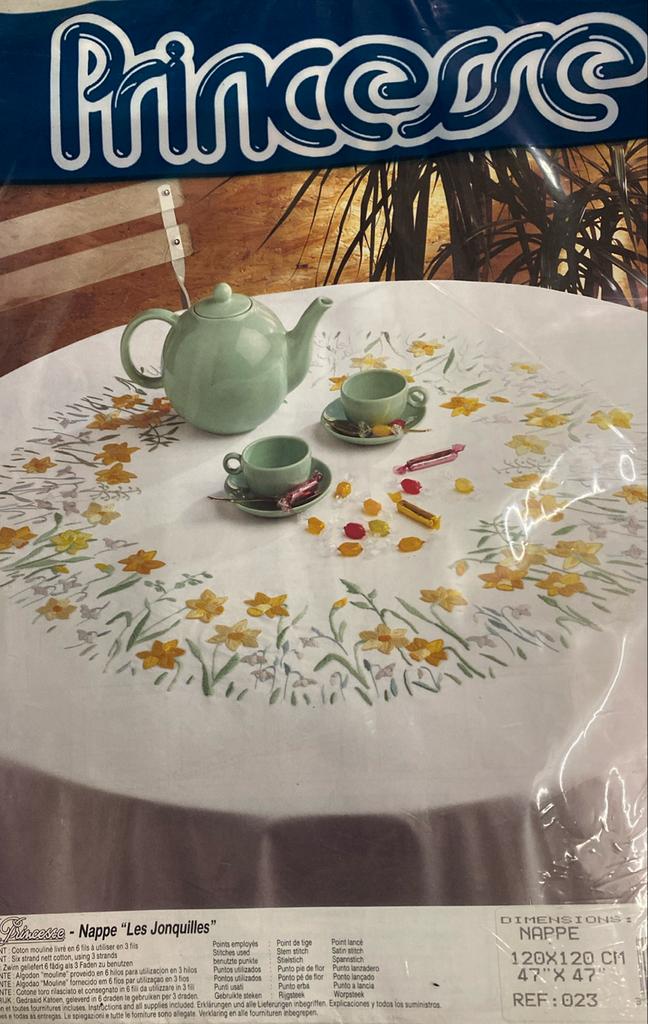 Tafelkleed 120 x 120m, Hobby en Vrije tijd, Borduren en Borduurmachines, Ophalen of Verzenden, Nieuw, Handborduren, Borduurpakket
