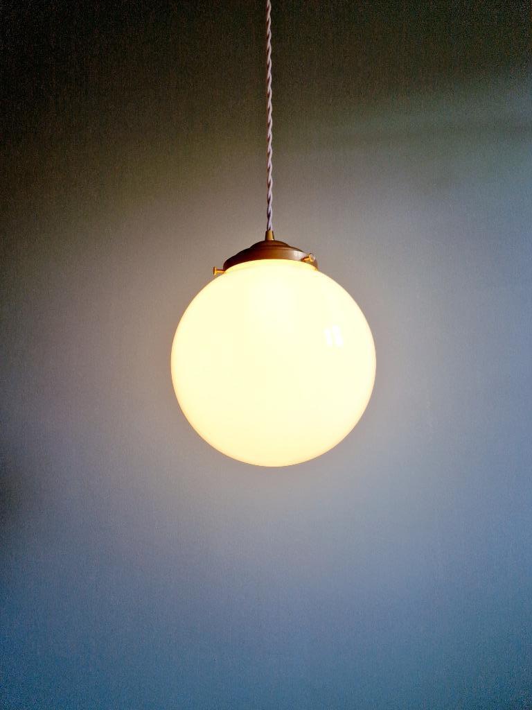 Suspension Art Déco avec globe opaline blanc, 1930, Enlèvement ou Envoi