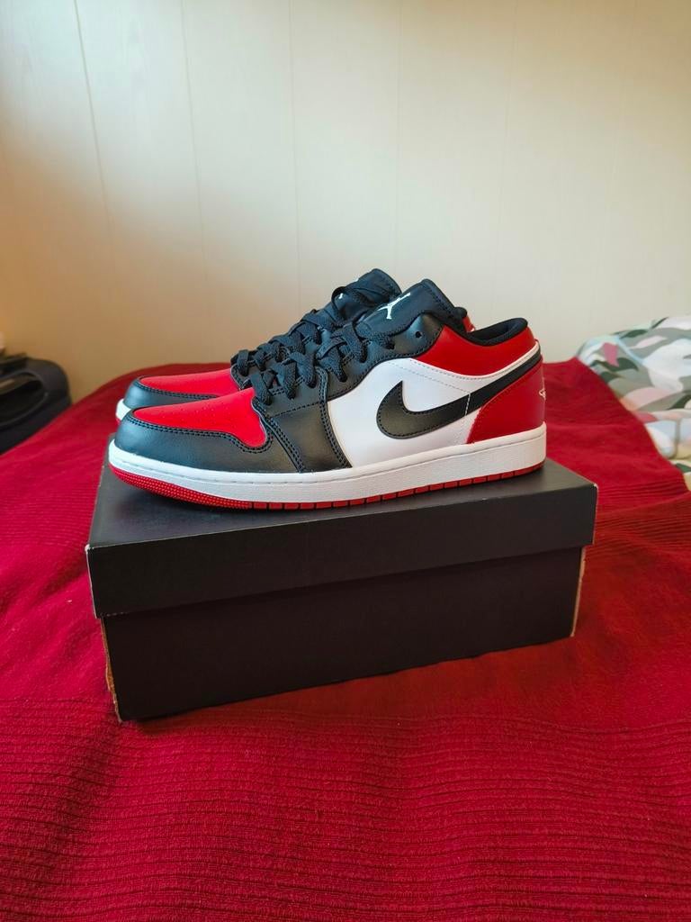Jordan 1 low bred toe, Zwart, Nieuw, Ophalen of Verzenden, Sneakers
