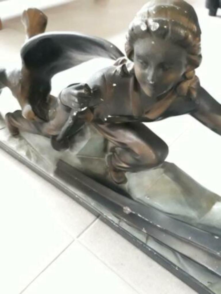 Sculpture art déco Prop Pecchioli, Enlèvement