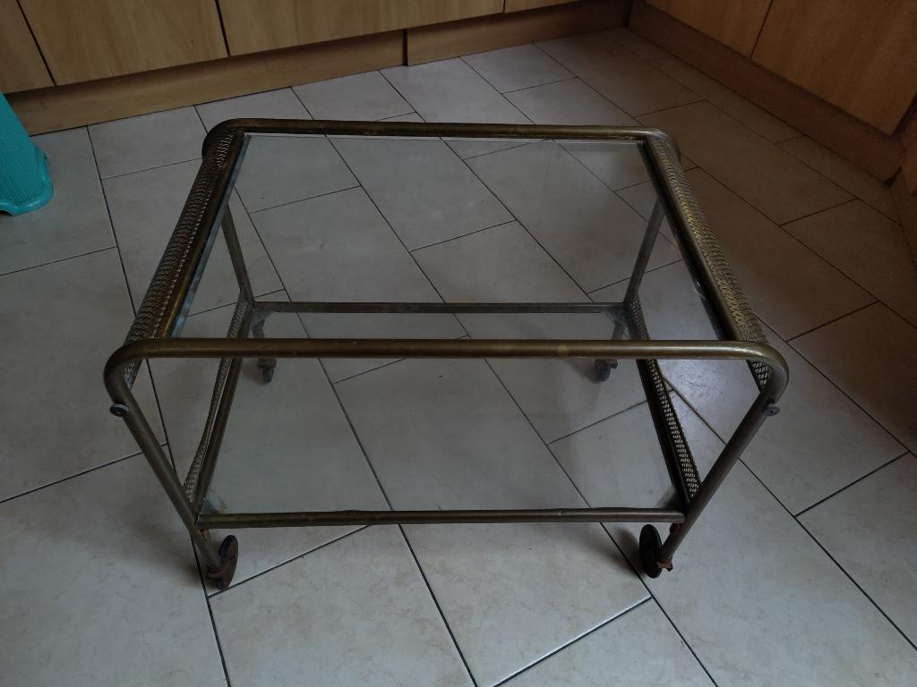Desserte en verre et armature en laiton sur roulettes, Maison & Meubles, Tables | Dessertes, 25 à 50 cm, Verre, Un peu vieillot mais élégant, matériau de qualité.