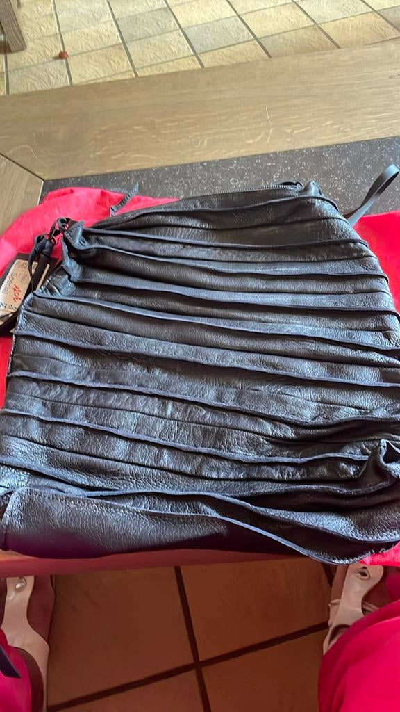 Sac à main dame en cuir neuf noir H 40cm Longueur 35 cm, Neuf, Autres marques, 25 à 40 cm, 30 à 45 cm