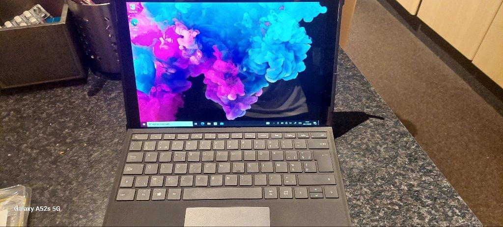 Microsoft surface met stevige hoes, 13 inch of meer, Ophalen of Verzenden, Zo goed als nieuw, Wi-Fi