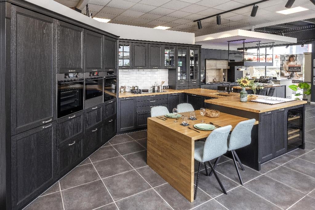 Nieuwe massief houten keuken van Schmidt, uitgerust met ATAG, Huis en Inrichting, Keuken | Complete keukens, Nieuw, U-keuken, Zwart