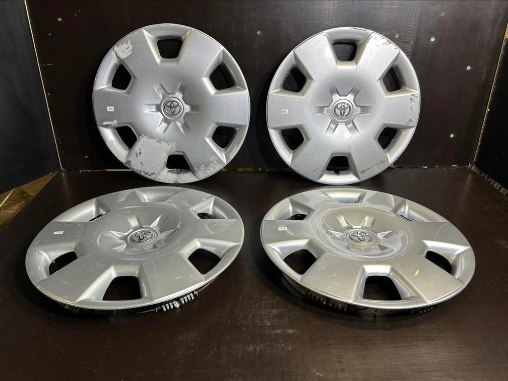 4 enjoliveurs Toyota corolla yaris aygo avensis verso 15", Autos : Divers, Enjoliveurs, Enlèvement ou Envoi, Utilisé