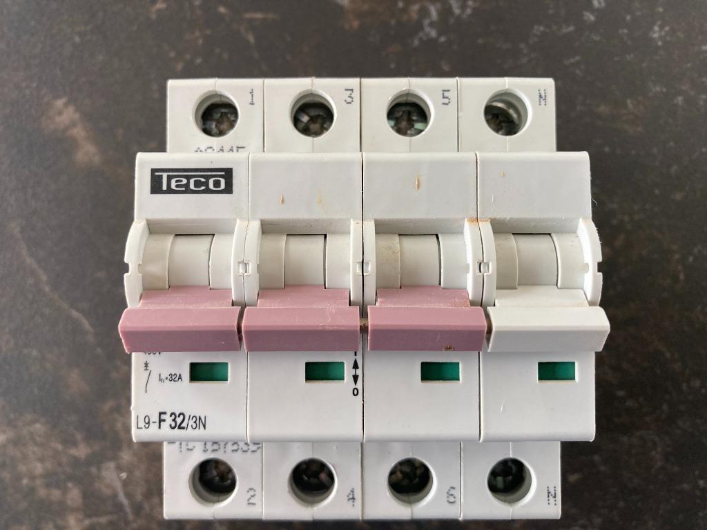 TECO automatique L9-F32/3N, Bricolage & Construction, Électricité & Câbles, Enlèvement, Comme neuf, Autres types