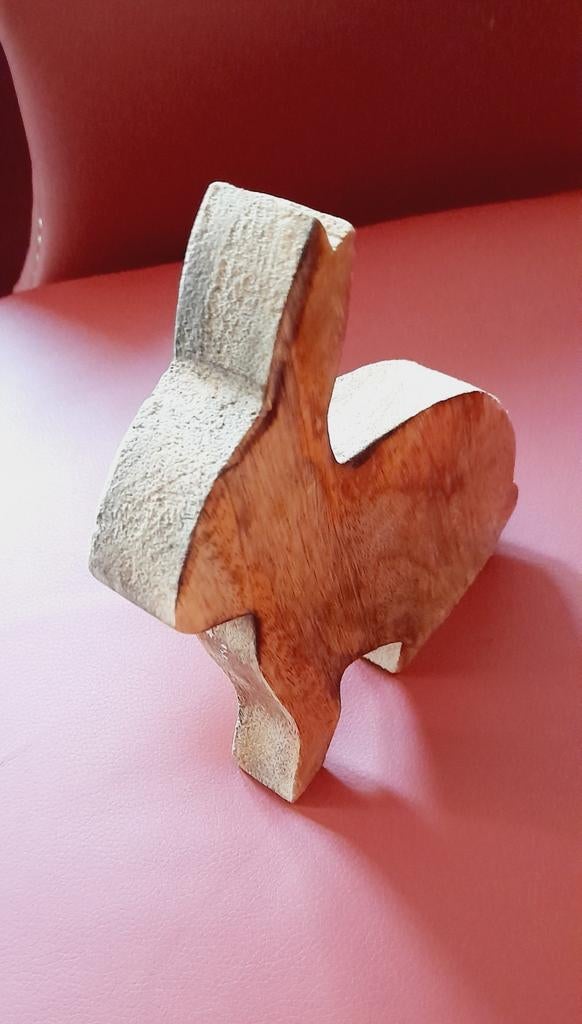 Mignon petit lapin en bois massif
