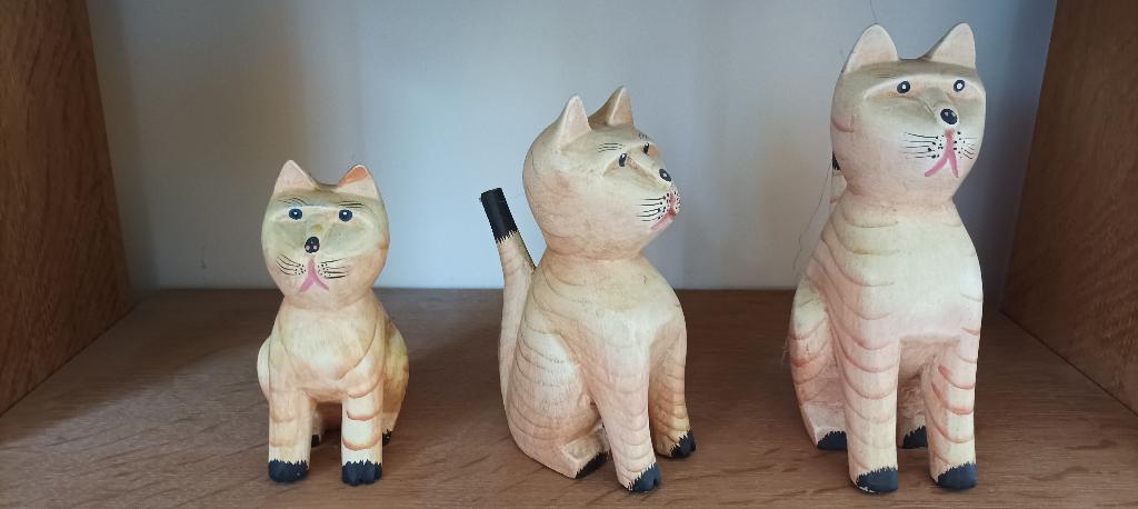 3 houten katten van verschillende grootte, woondecoratie, Ophalen of Verzenden, Gebruikt, Dier
