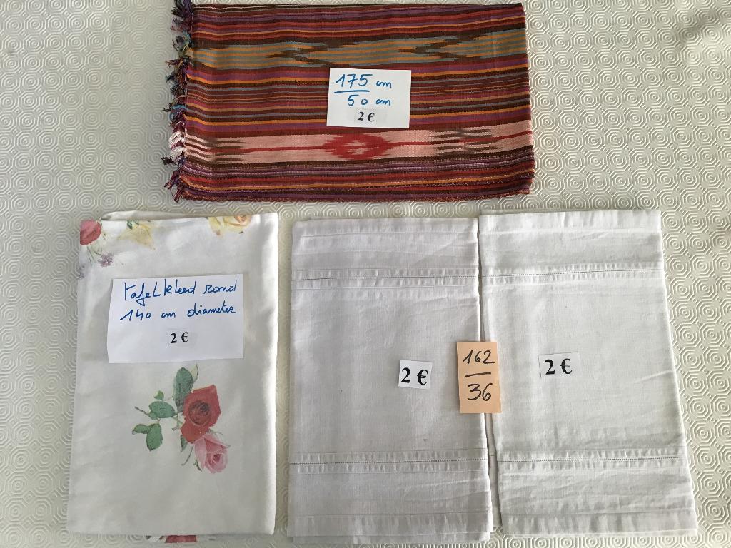8 belles nappes pour 2 euros chacune, Maison & Meubles, Nappes, Enlèvement ou Envoi, Comme neuf