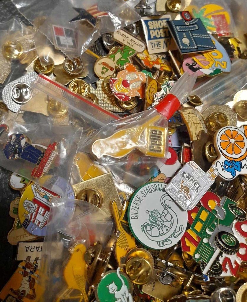 300 Pins, Verzamelen, Ophalen of Verzenden, Zo goed als nieuw, Speldje of Pin