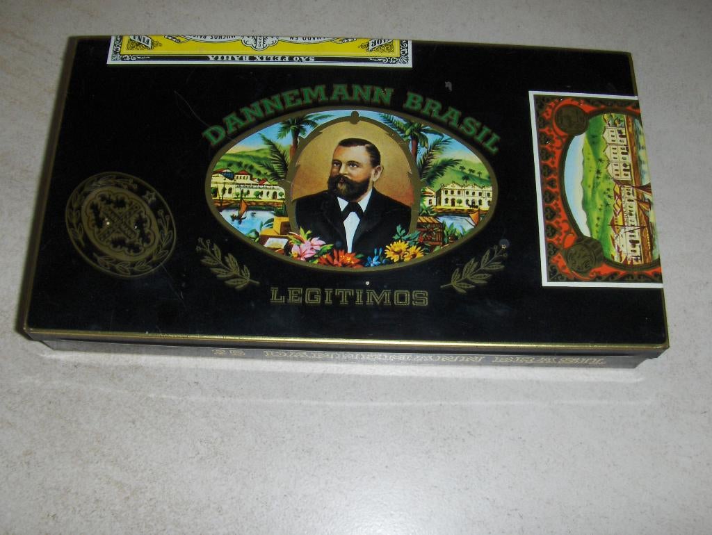 Ancienne boite à cigare en fer Dannemann Brasil legitimos 25, Collections, Enlèvement ou Envoi, Utilisé