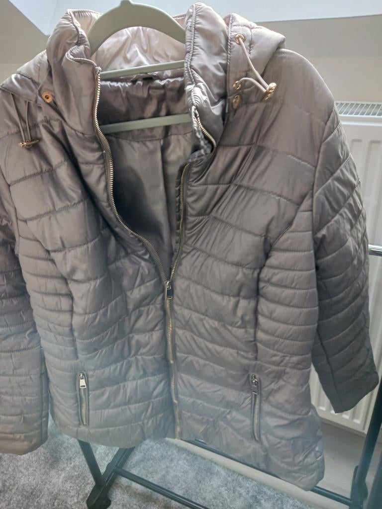 Mooie jas net als nieuw te koop.M 44, Kleding | Dames, Jassen | Winter, Ophalen, Zo goed als nieuw, Maat 42/44 (L), Beige