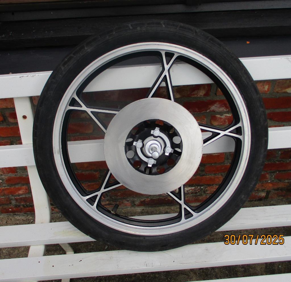 Voorwiel oldtimer SUZUKI GT, Vélos & Vélomoteurs, Enlèvement, Comme neuf, Cadre, Autres marques