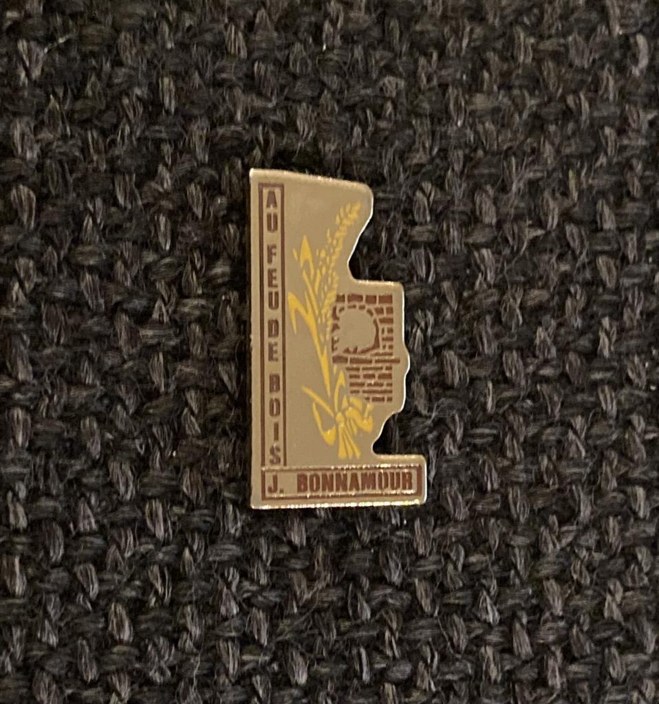 PIN - J. BONNAMOUR - AU FEU DE BOIS, Envoi, Utilisé, Autres sujets/thèmes, Insigne ou Pin's