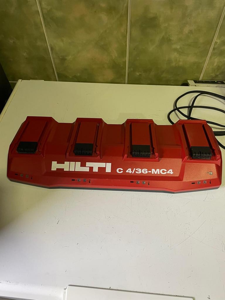 Chargeur Hilti pour 4 batterie presque rien utilisé C4/36MC4, Enlèvement, Comme neuf