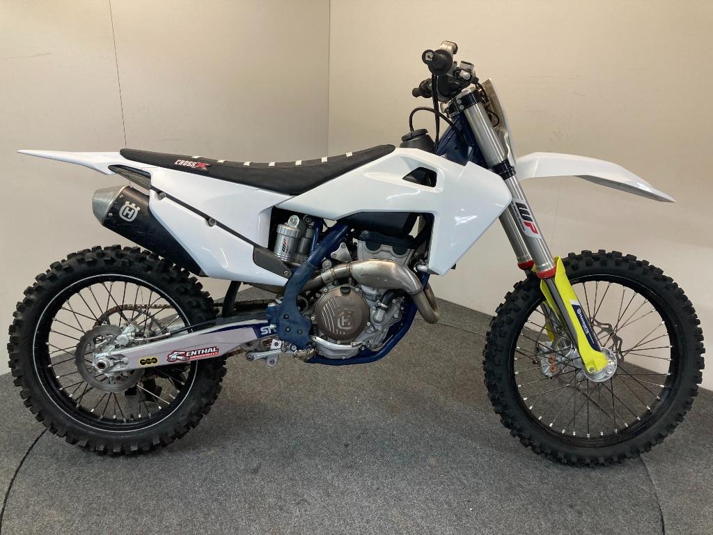 Vélos de cross Husqvarna FC 250 disponibles chez Leon Sagaer, Motos, Motos | Husqvarna, Entreprise, Moto de cross, 1 cylindre