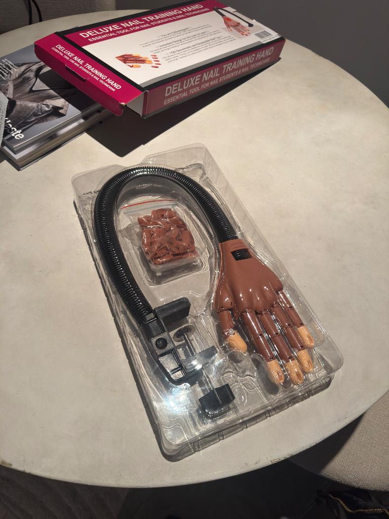 Main d'entraînement pour prothésiste ongulaire, Enlèvement, Comme neuf, Autres types