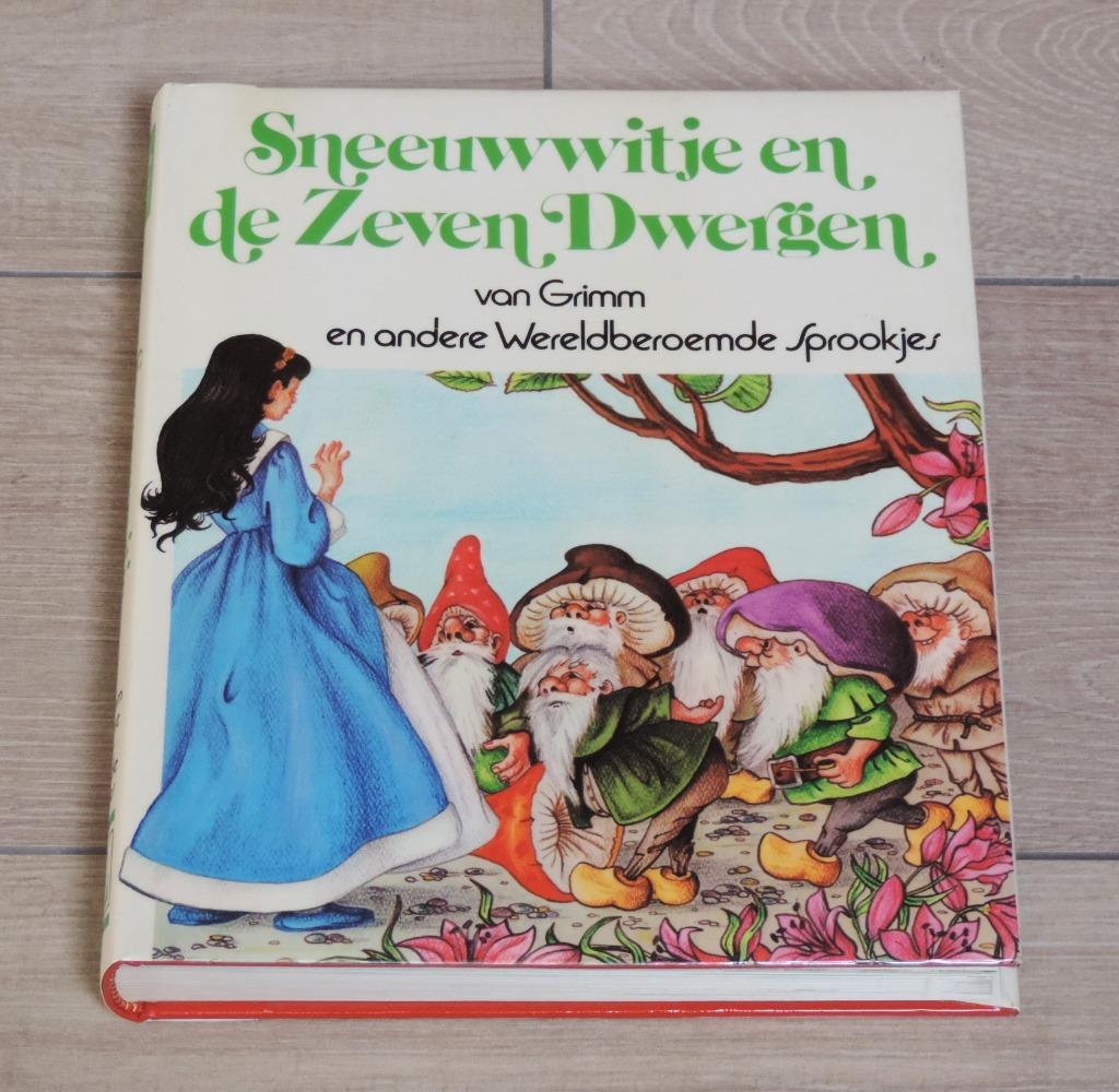 Sneeuwwitje en de zeven dwergen + andere beroemde sprookjes, Ophalen of Verzenden, Zo goed als nieuw