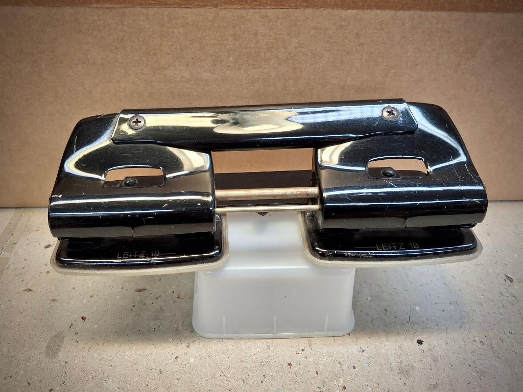 Oude vier gaten perforator, Enlèvement