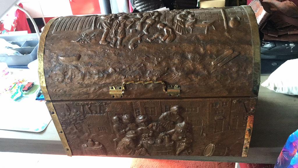 Hut koffer met koper tafereel, Huis en Inrichting, Woonaccessoires | Kisten, Ophalen, Minder dan 50 cm, 50 tot 100 cm, Overige materialen