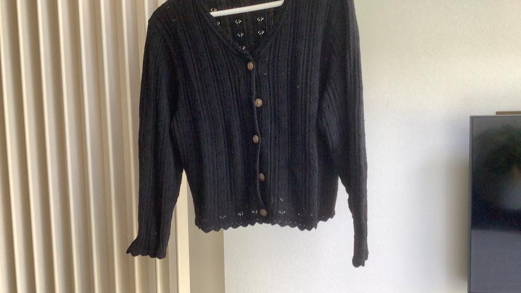 Cardigan en coton noir aux belles finitions. 36/38., Enlèvement ou Envoi, Porté, Taille 38/40 (M), Noir