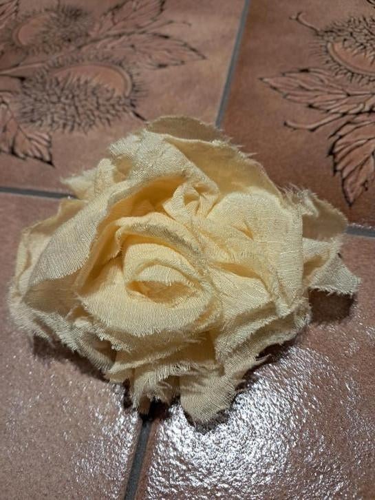 Broche-pince de cérémonie en tissu rose jaune, Bijoux, Sacs & Beauté, 7 à 10 cm, Comme neuf, Autres matériaux, Jaune