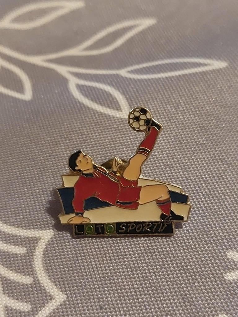 pin/speldje : Loto Sportif / Voetbal / Omhaal, Envoi, Comme neuf, Sport, Insigne ou Pin's