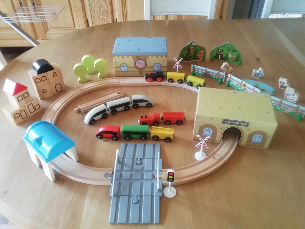 Petit train en bois compatible BRIO, Enfants & Bébés, Jouets | Jouets en bois, Enlèvement ou Envoi, Comme neuf, Autres types