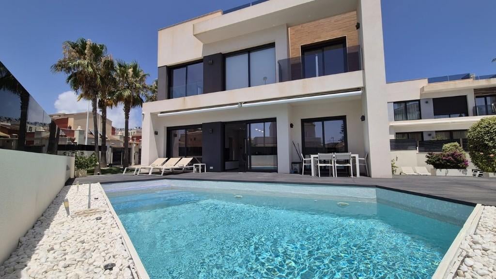 Villa moderne avec sous-sol près de la mer à Torrevieja., Maison d'habitation, 4 pièces, 205 m², Torrevieja
