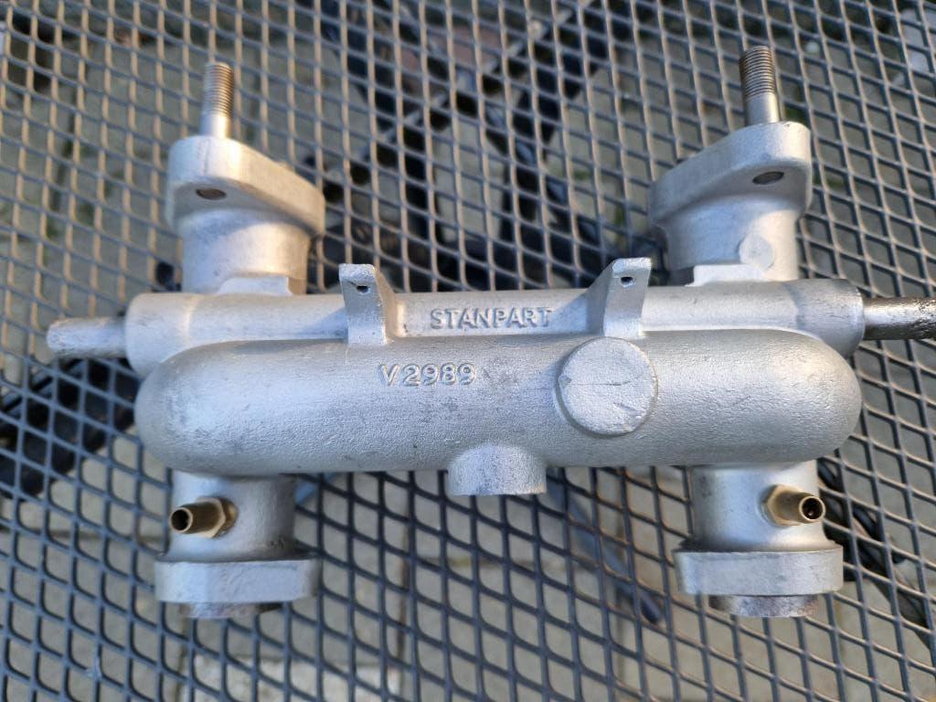 Origineel Triumph inlaatspruitstuk (dubbele carburateur), Autos : Pièces & Accessoires, Moteurs & Accessoires, Triumph, Révisé