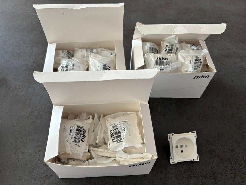 Niko, Doe-het-zelf en Bouw, Ophalen of Verzenden, Nieuw, Stopcontact