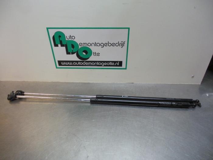 Kit amortisseur gaz hayon d'un Hyundai Coupe (Coupe 96-), -, Utilisé, Hyundai, -