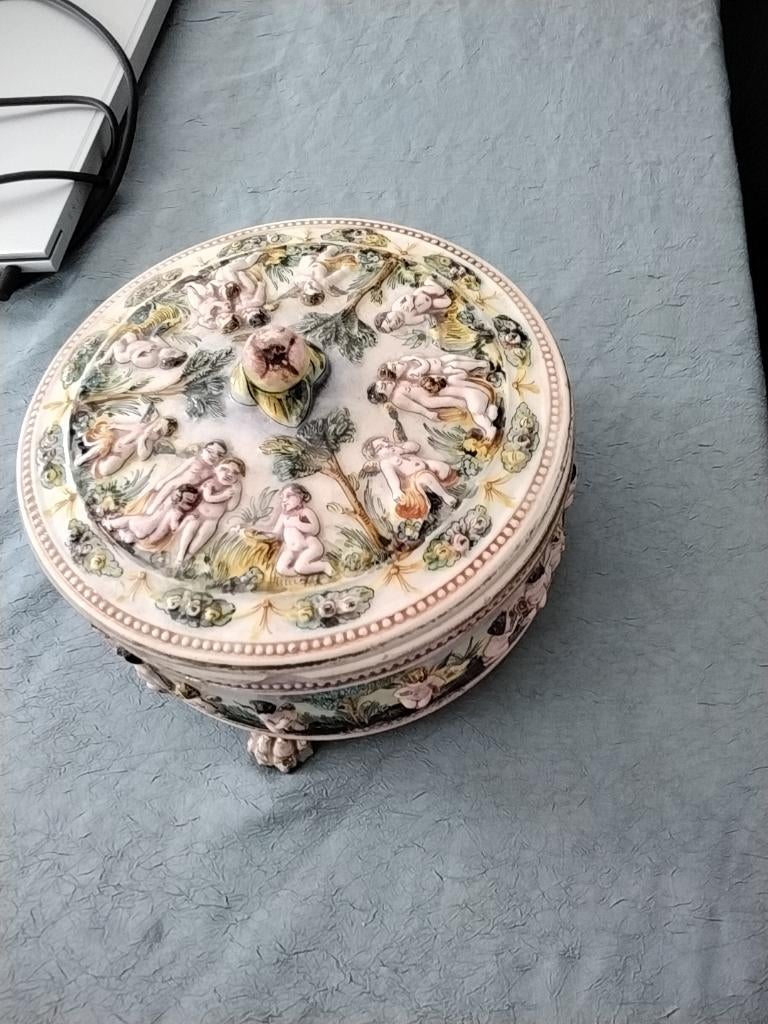 Bonbonnière en porcelaine avec angelots, Enlèvement