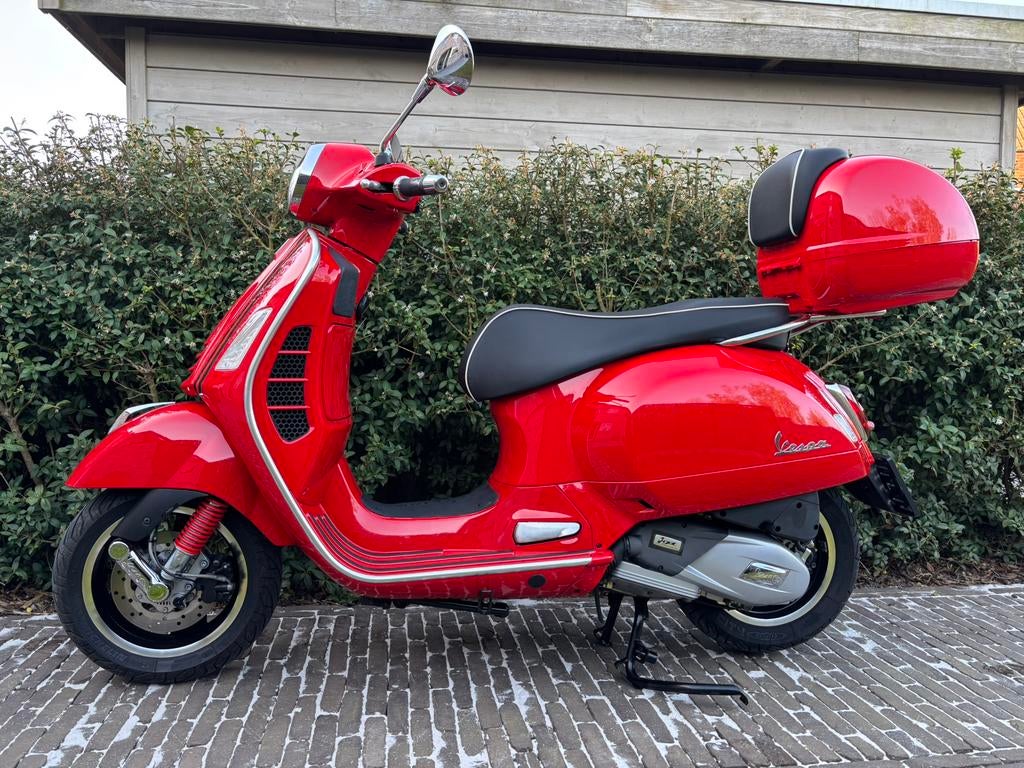 Vespa gts super 125 showroomstaat