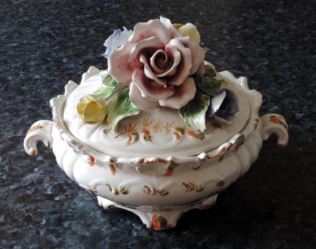 Terrine à soupe décorative ancienne, marquée V. Bassano, Antiquités & Art, Antiquités | Porcelaine, Enlèvement ou Envoi