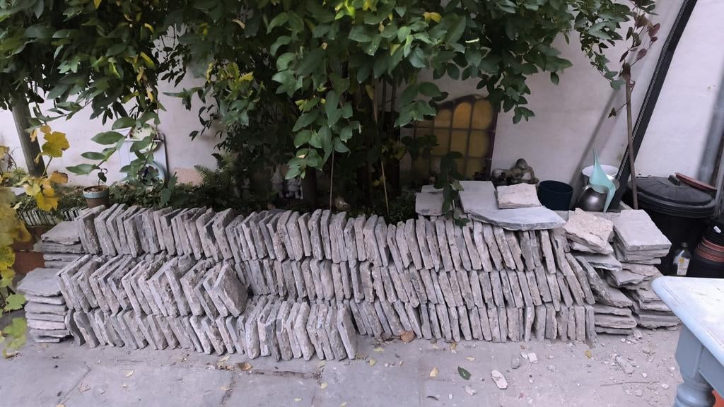 Oude blauwe plavuizen, Enlèvement, Dalles