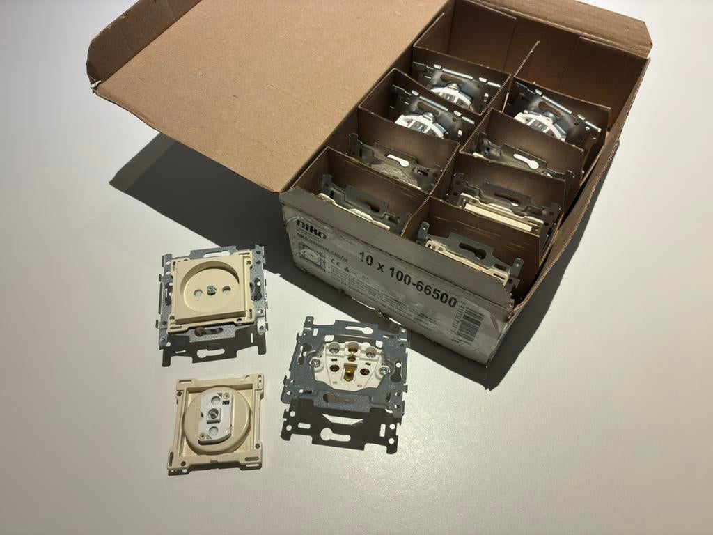 10x Niko 100-66500 Creme (stopcontact met centerplaat), Enlèvement ou Envoi, Neuf, Interrupteur