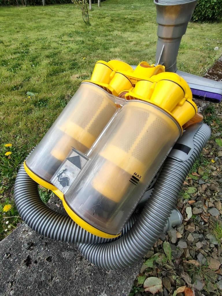 Dyson DC 11 aspirateur, 1600 à 2000 watts, Enlèvement ou Envoi, Aspirateur, Réservoir