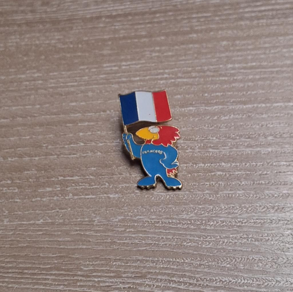 PIN - FRANCE 98 - LA COUPE DU MONDE - FOOTBALL - VOETBAL, Collections, Envoi, Utilisé, Sport, Insigne ou Pin's