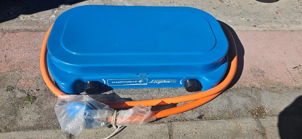Kampeerfornuis op gas + 2 jerrycans, Caravans en Kamperen, Kampeeraccessoires, Ophalen