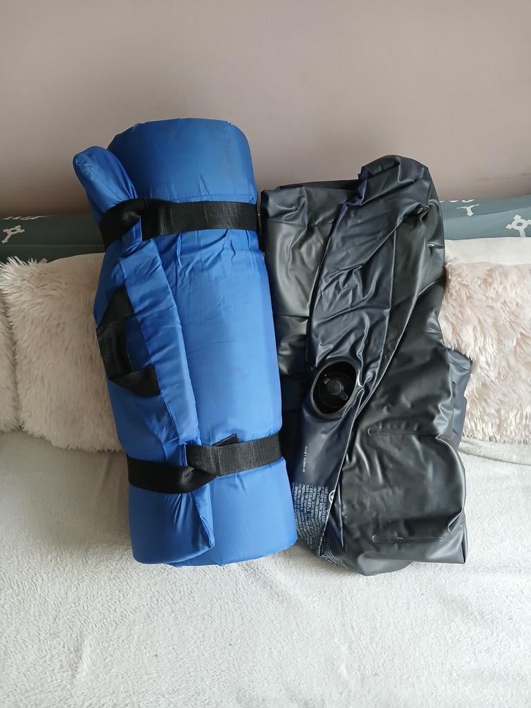 Lot 1 matelas gonflable et 1 a rouler camping tres bon etat, Caravanes & Camping, Enlèvement