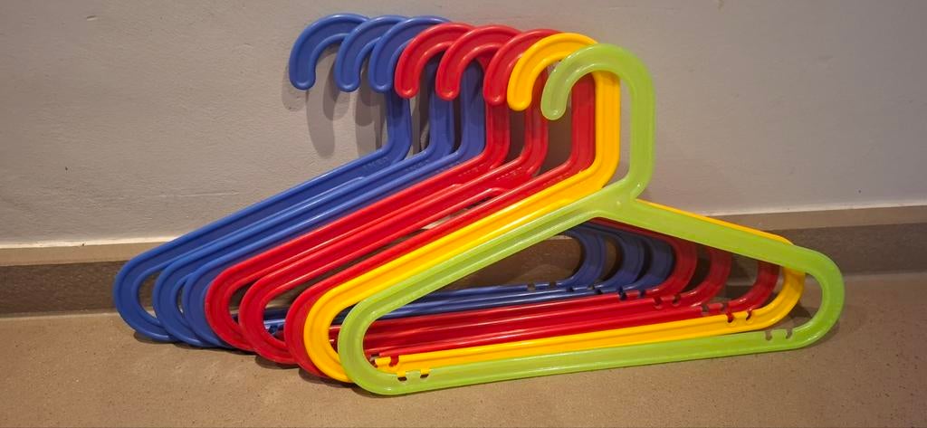 8 plastieken ( kinder) kleerhangers Ikea 2€, Ophalen of Verzenden