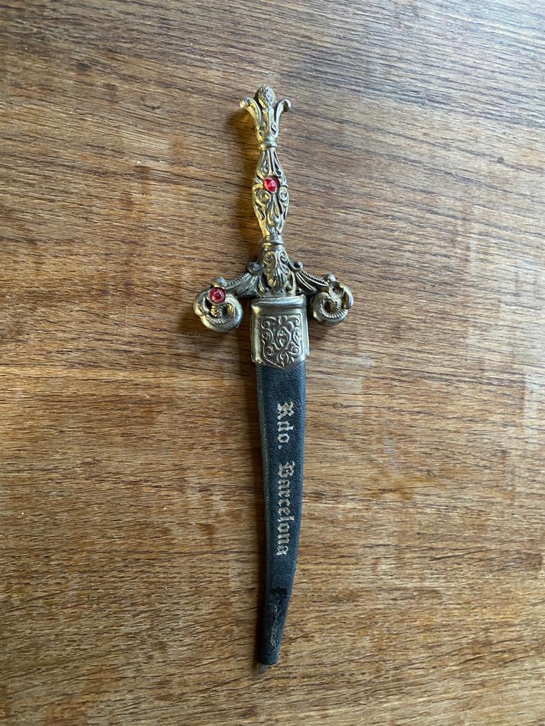 Coupe papier Rdo. Barcelona et son étui manche doré. B état, Envoi