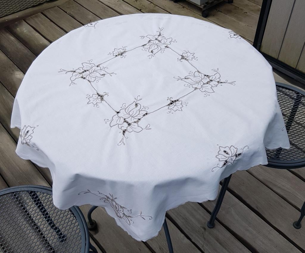 Nappe carrée brodée blanche, Maison & Meubles, Enlèvement, Comme neuf