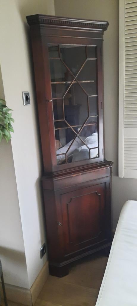 Hoekkastje oud Engelse stijl, Enlèvement