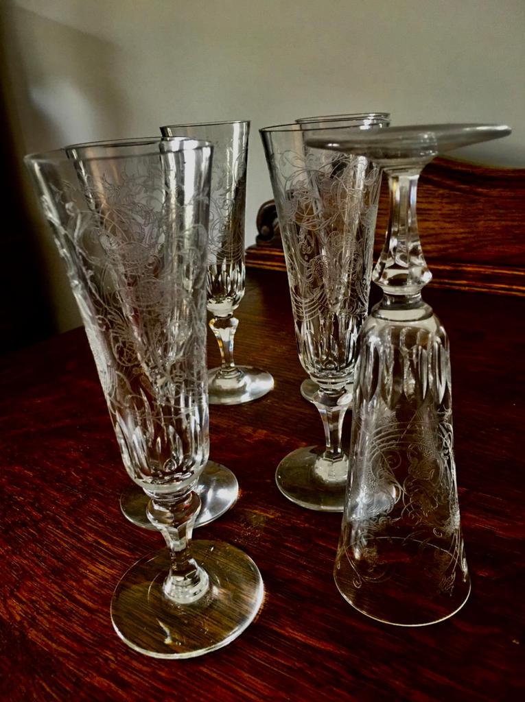 Champagne glazen, Ophalen